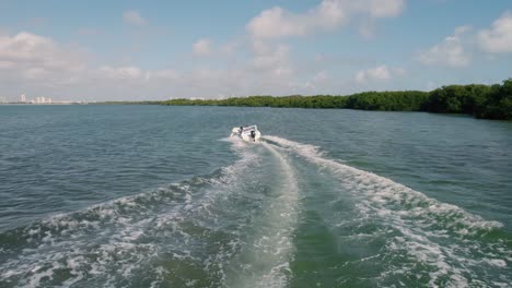 antena: siguiente lancha rápida en el océano mexicano cerca de cancún
