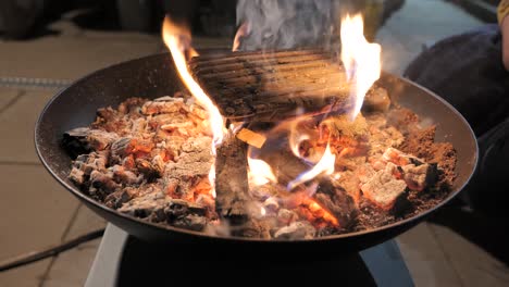 Eine-Brennende-Feuerstelle-Auf-Einer-Terrasse