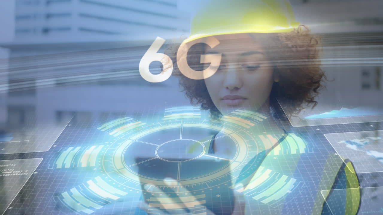 animación de texto 6g y interfaz brillante, sobre una mujer que usa una tableta en un sitio de construcción