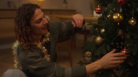 persona que está decorando el árbol de navidad