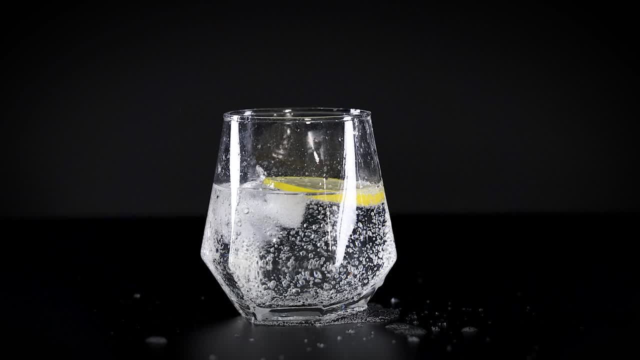 레몬 과 얼음 이 들어 있는 거품 물 한 잔