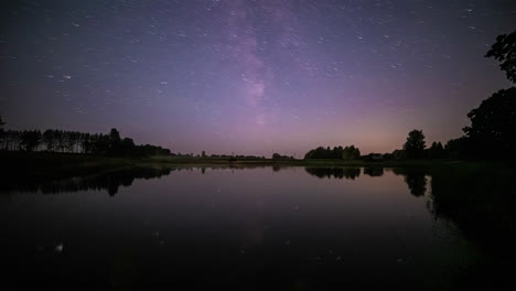 Lapso-De-Tiempo-Nocturno-Junto-A-Un-Lago