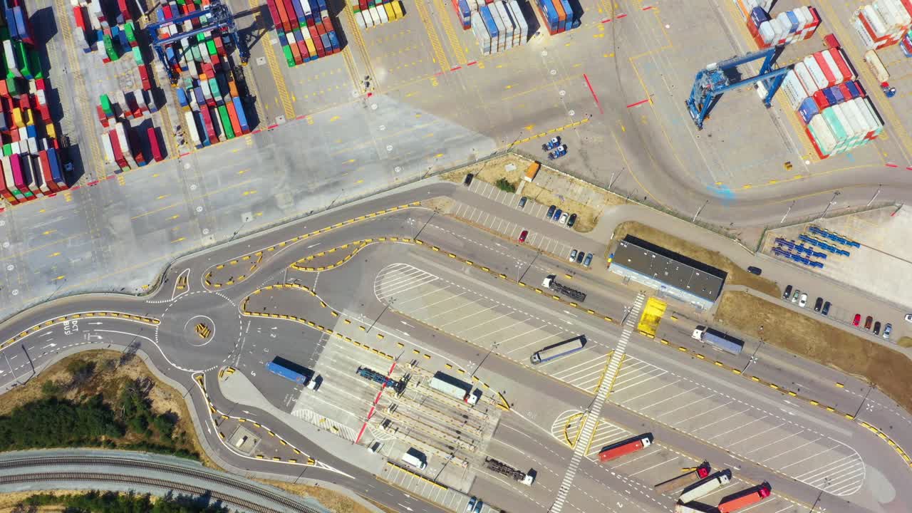 portacontenedores en importación, exportación y logística comercial, por grúa, puerto comercial, envío de carga al puerto, transporte internacional, concepto de logística comercial, vista aérea