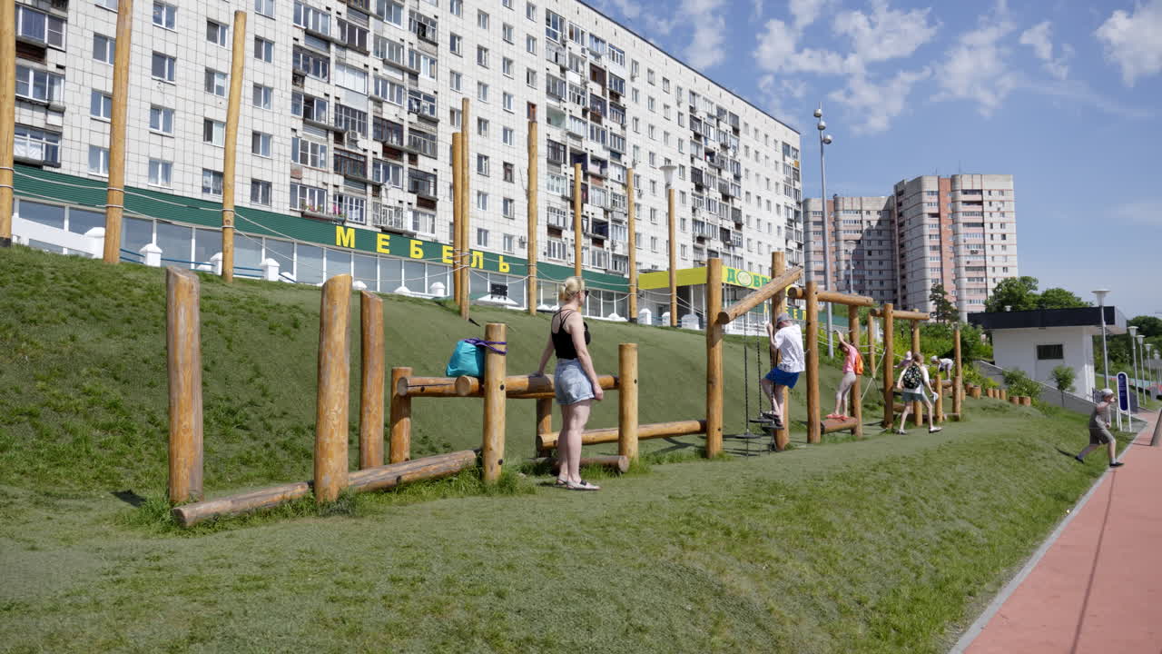 아파트 건물과 함께 도시 놀이터