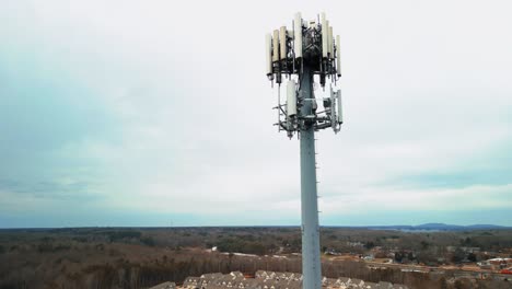 disparo aéreo girando alrededor de la torre de teléfono celular