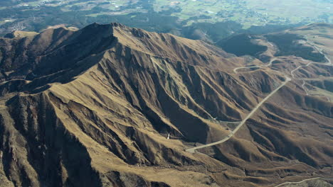 Breite-Filmische-Aufschlussreiche-Drohnenaufnahme-Der-Bergkette-In-Der-Nähe-Des-Vulkanbergs-Usw