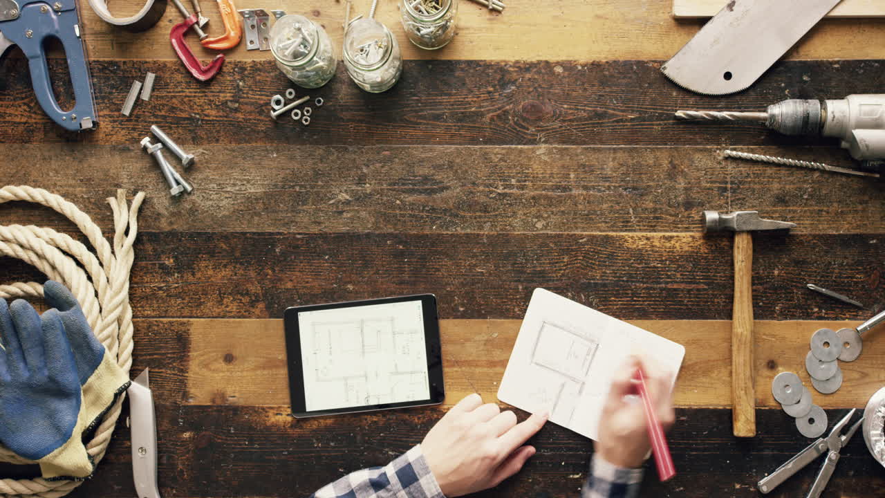 vista superior artesano artesano usando tecnología de tableta de pantalla táctil taller de pantalla táctil desde arriba - dragón épico rojo