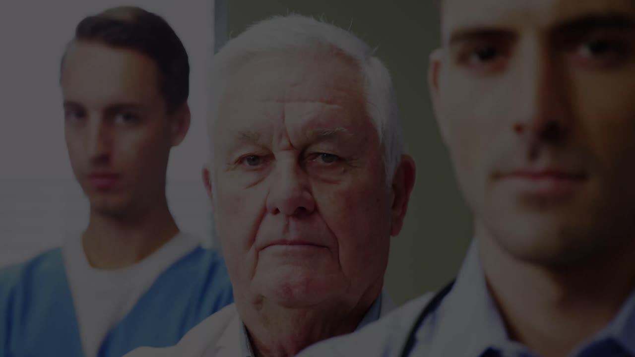 카메라를 바라보는 백인 남성 의사들에 대한 금융 그래프와 데이터의 애니메이션