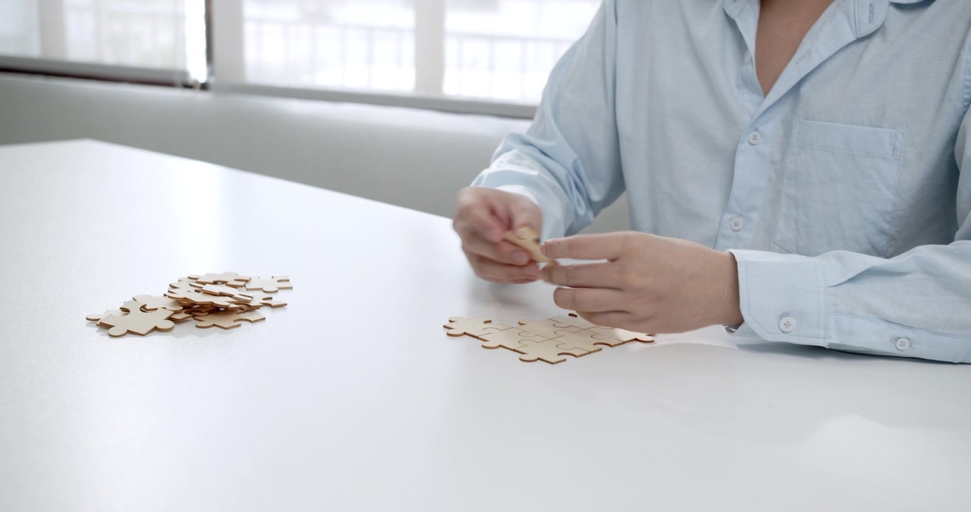 Un puzzle nelle mani di un impiegato professionista illustra la collaborazione e la costruzione strategica di una fiorente rete aziendale.