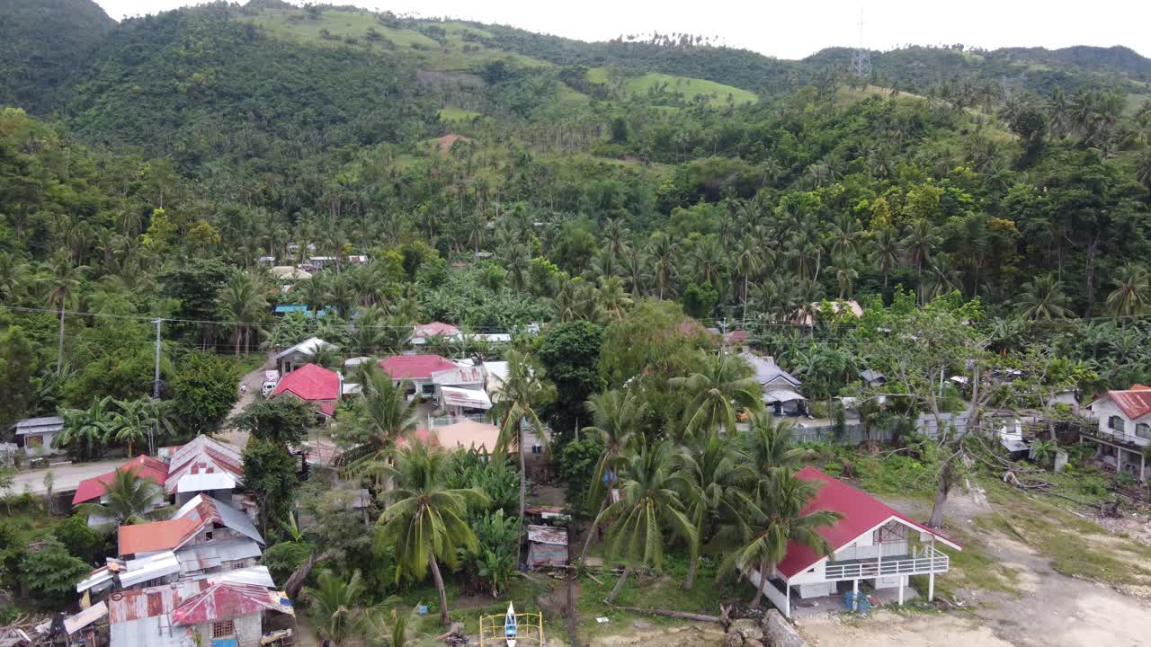 aldeanos filipinos casas junto al mar y tráfico por carretera en la costa de la isla de cebu