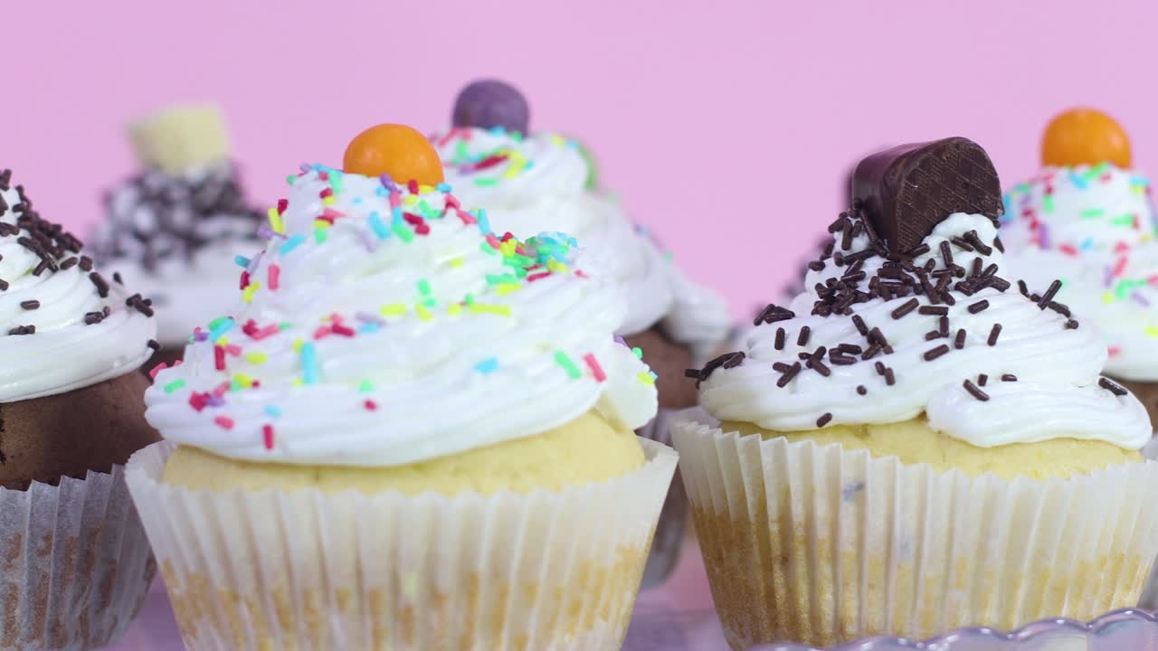 파티 에 제공 되는 크림 과 어리 로 장식 된 달 한 컵 케이크 의 근처