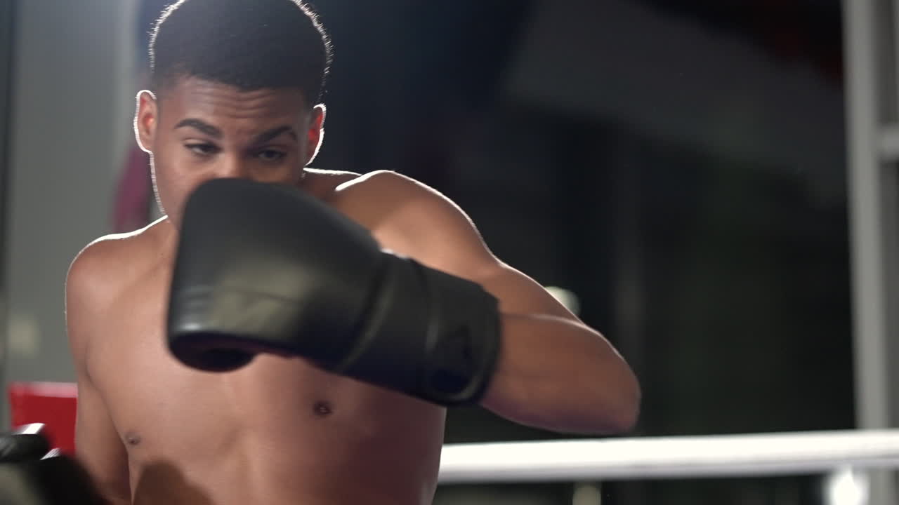 훈련 중인 젊은 권투 선수