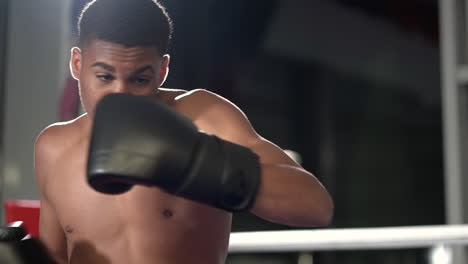 joven boxeador en entrenamiento