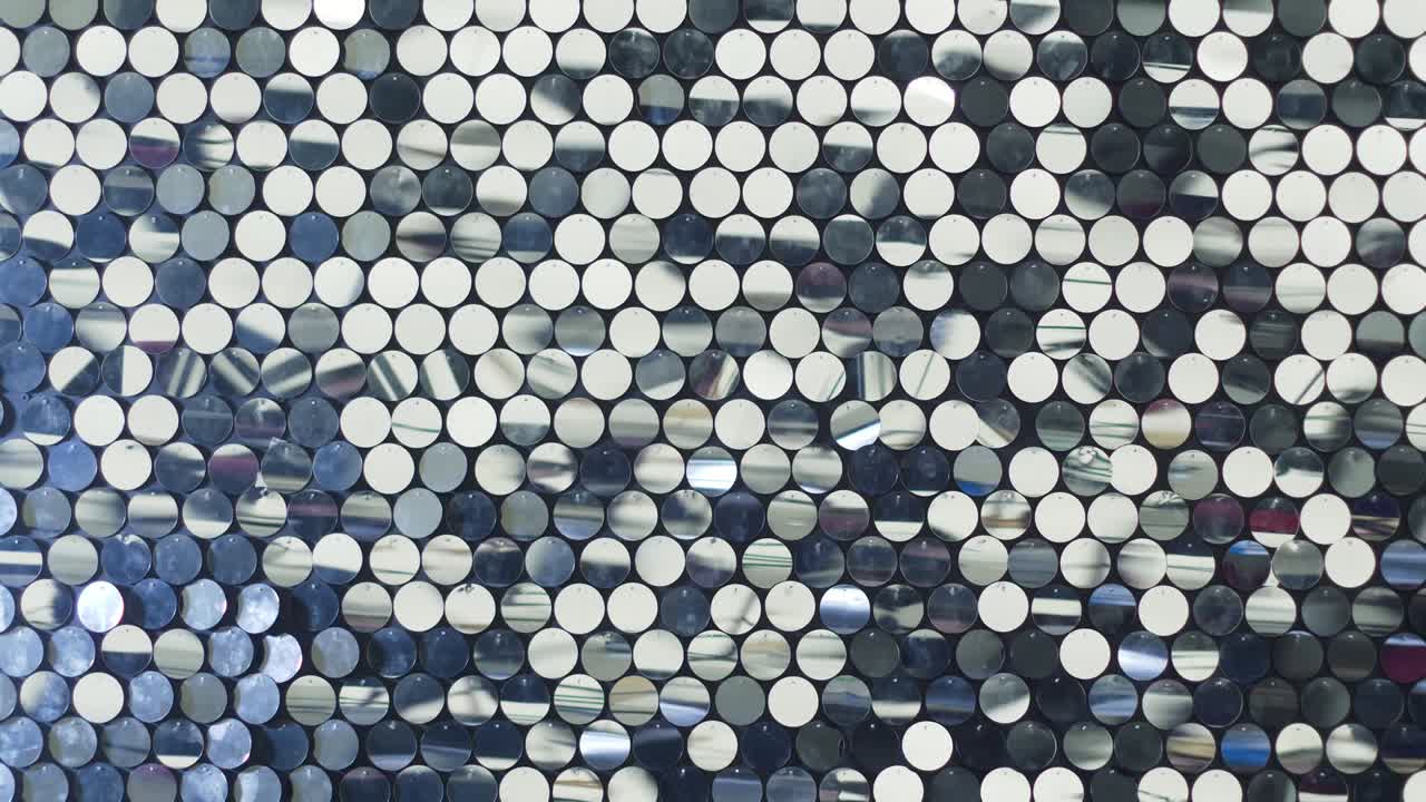 플라스틱 반사 거울 원은 벽에 매달려 진동합니다.