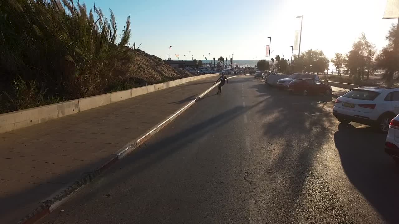 patinaje con tabla de surf. dron a cámara lenta