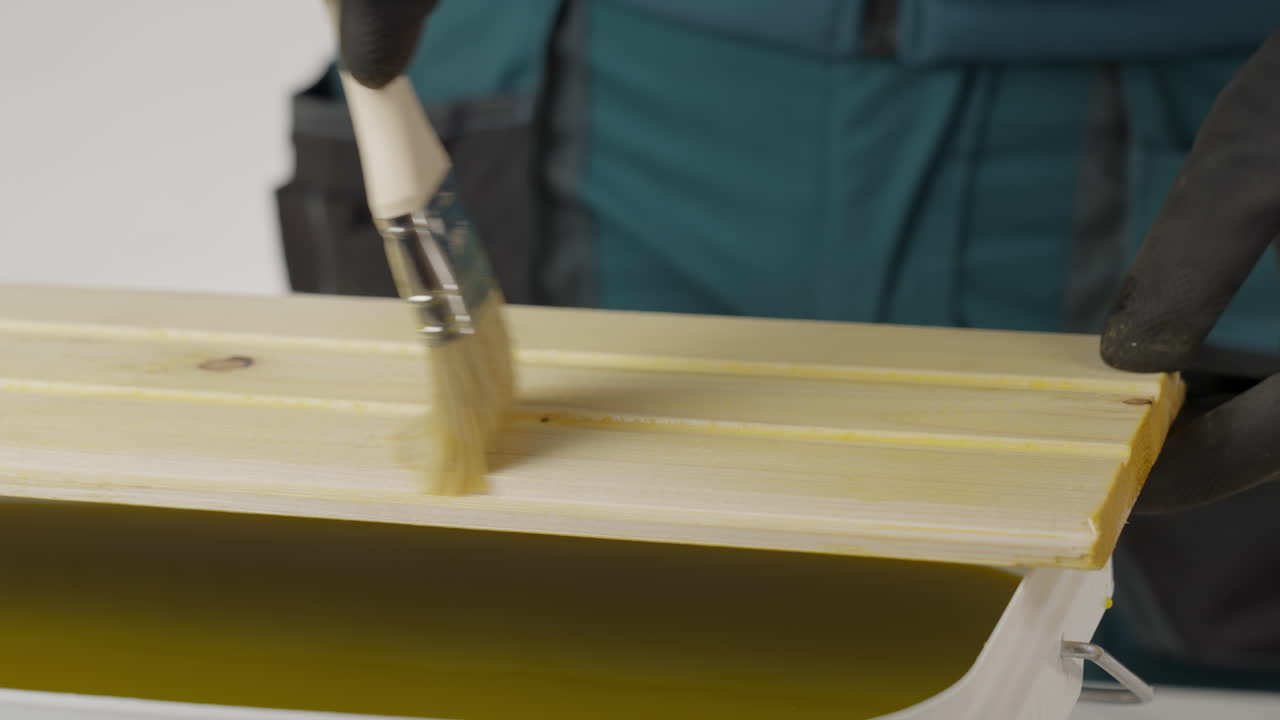 aplicación de pintura a los paneles de madera