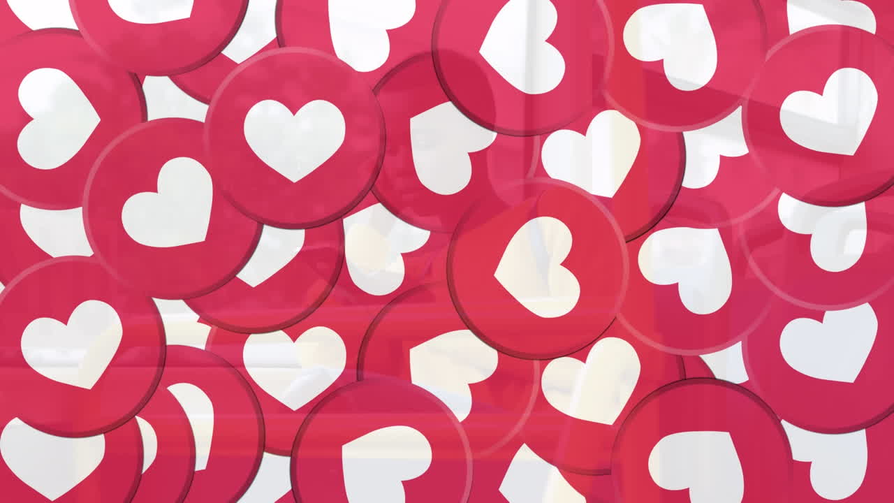 스마트폰을 사용하는 여성 위에 떨어지는 이모티콘과 소셜 미디어 아이콘의 애니메이션