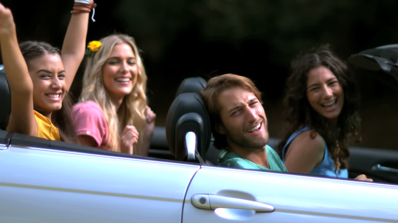 amigos bailando y divirtiéndose en el coche