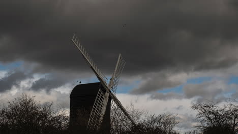 Los-Fuertes-Vientos-Primaverales-Soplan-Las-Nubes-Rápidamente-A-Través-Del-Cielo-Sobre-El-Molino-De-Viento-Verde-Danzey-Del-Siglo-XVIII-En-Avoncroft,-Bromsgrove,-Worcestershire,-Reino-Unido