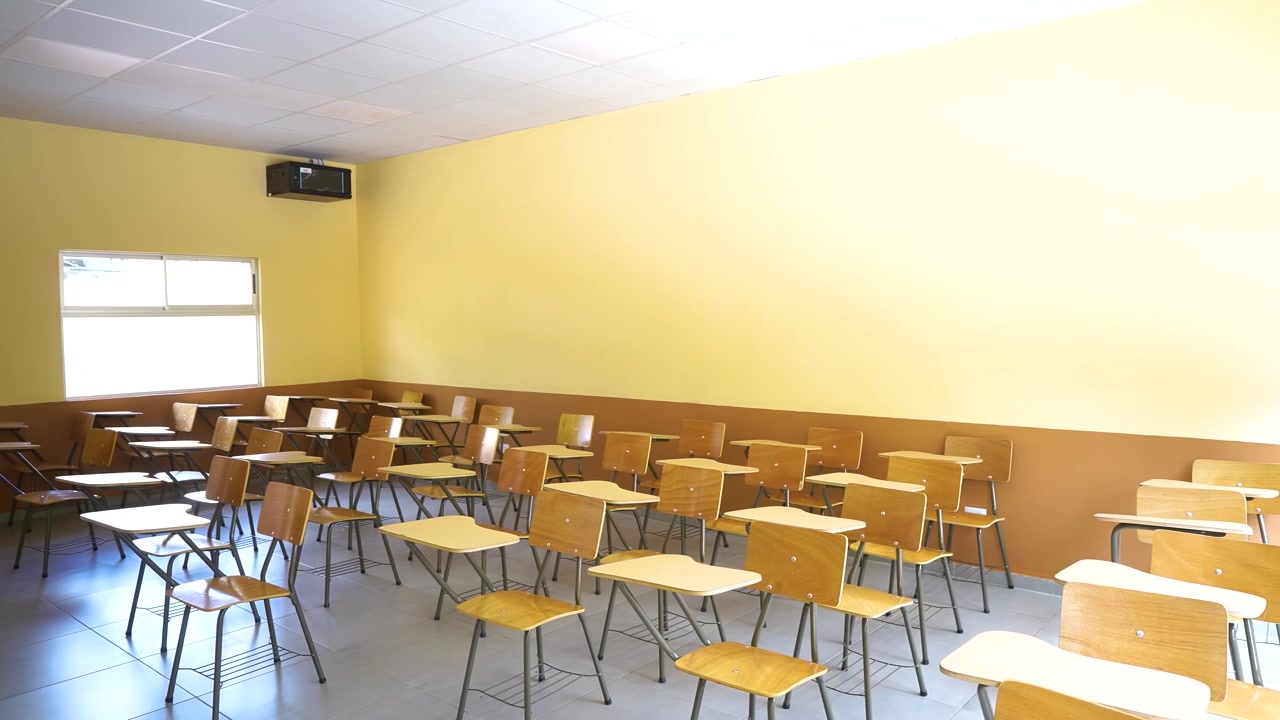 Video di un'aula didattica vuota che mostra banchi di studio, mobili scolastici e uno spazio di apprendimento organizzato in un'istituzione accademica