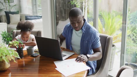 Video-Eines-Afroamerikanischen-Vaters-Und-Seiner-Tochter,-Die-Einen-Laptop-Benutzen-Und-Lernen