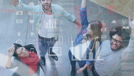 animación del procesamiento de datos con iconos sobre diversos colegas que se unen en la oficina