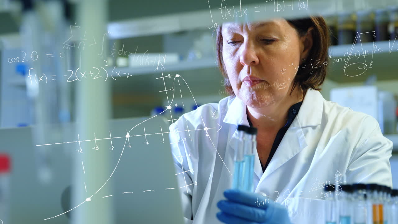 animación de ecuaciones matemáticas sobre una científica caucásica en el laboratorio