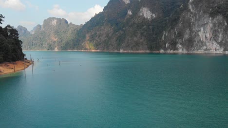 Agua-Serena-En-La-Presa-Cheow-Lan-En-El-Parque-Nacional-Khao-Sok,-Surat-Thani,-Tailandia