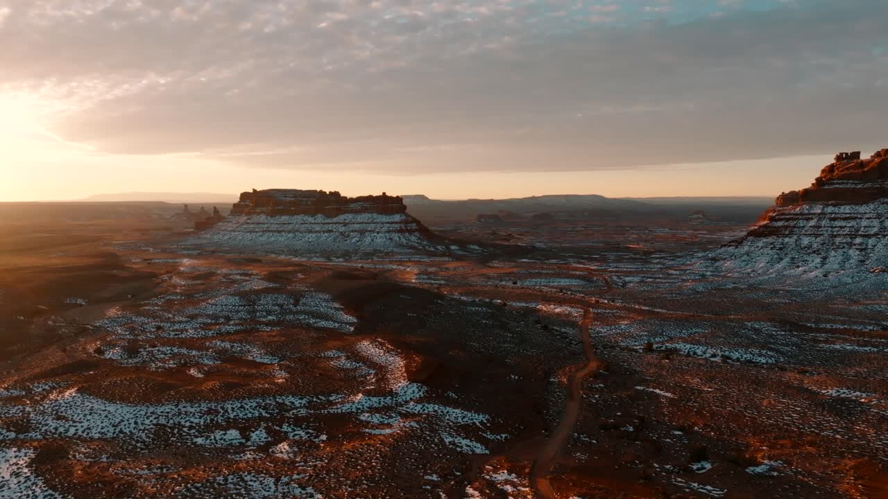 toma cinematográfica de un amanecer nevado en el valle de los dioses de utah