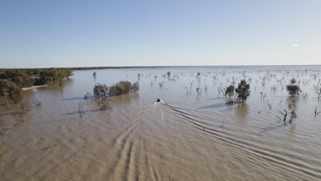 Luftaufnahme-Des-Bootes-Auf-Dem-Menindee-Lakes-System,-Menindee,-NSW,-Australien