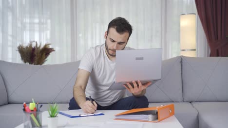 un joven considerado que trabaja desde casa.
