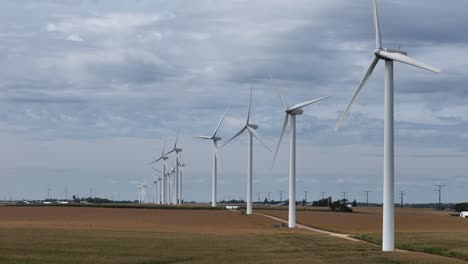 las turbinas eólicas en el suroeste de wisconsin giran en el viento produciendo electricidad.