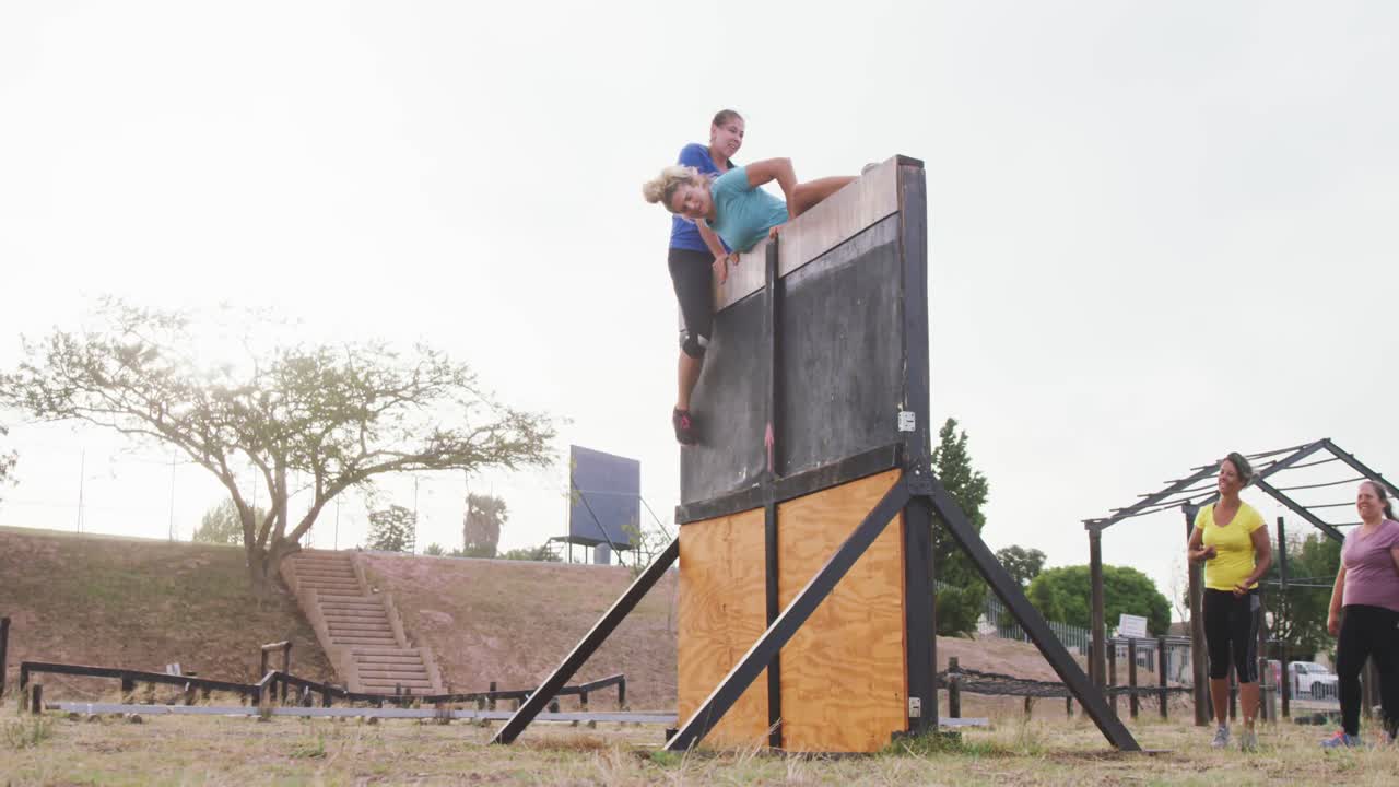 amigas disfrutando de hacer ejercicio en el campamento de entrenamiento juntas