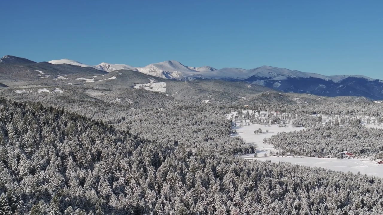 North Turkey Creek, Marshdale, bajo el cielo del Monte Blue en diciembre. Un paraíso invernal navideño capturado con drone aéreo en Evergreen, Colorado, mostrando el Monte Evans, nieve, frío, picos de las Montañas Rocosas, pinos, coníferas, bosque y cielos soleados en un círculo.