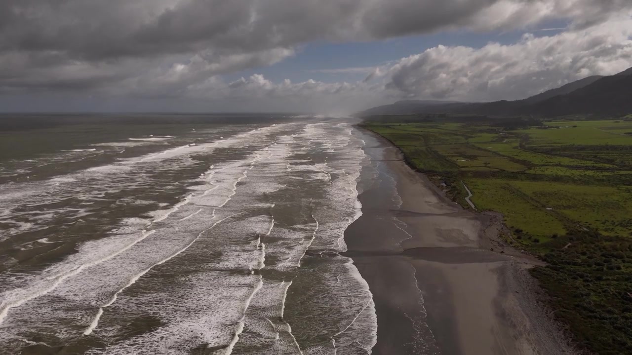 Letecký záběr na kouzelné Tasmanovo moře, západní pobřeží Jižního ostrova, oblast Barrytown, Tichý oceán, Nový Zéland
