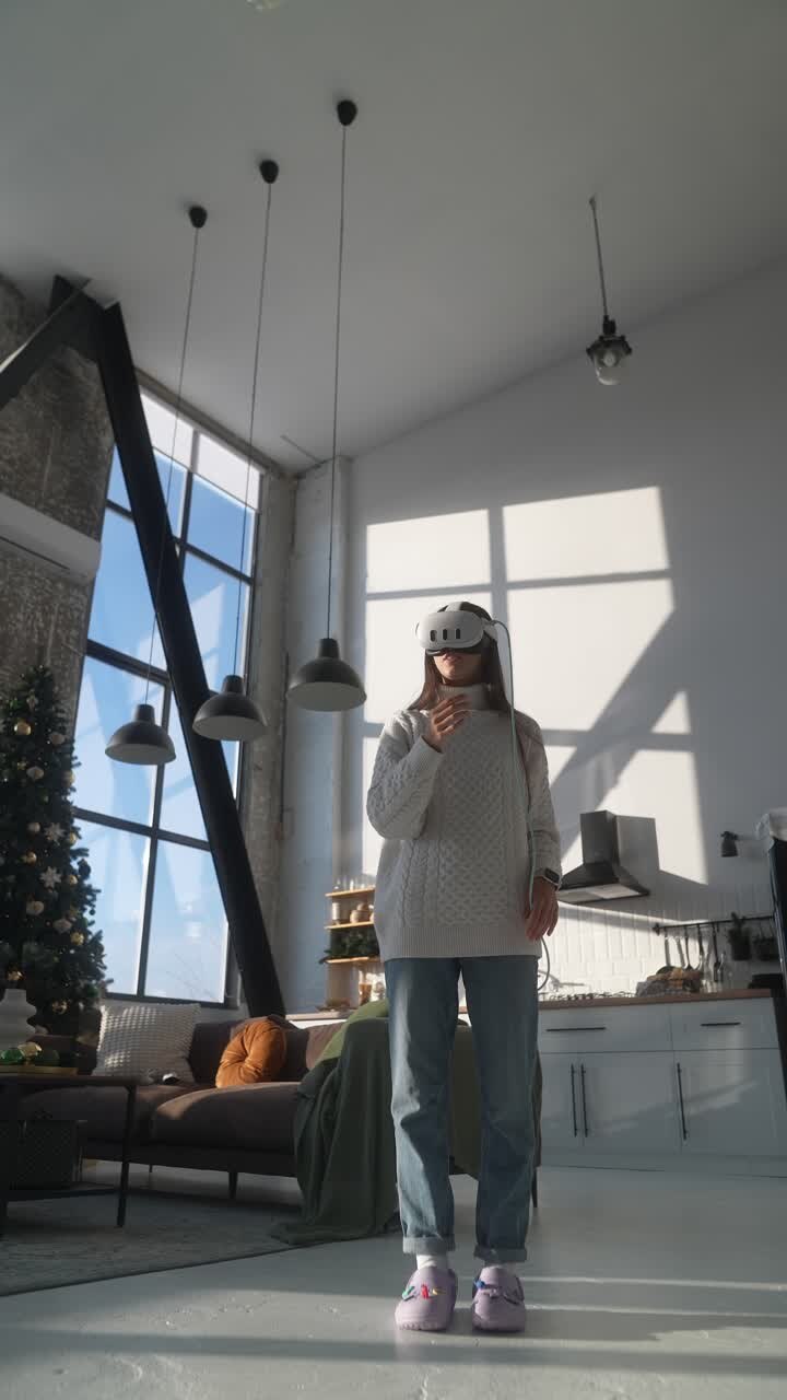 Donna con visore VR in una casa moderna