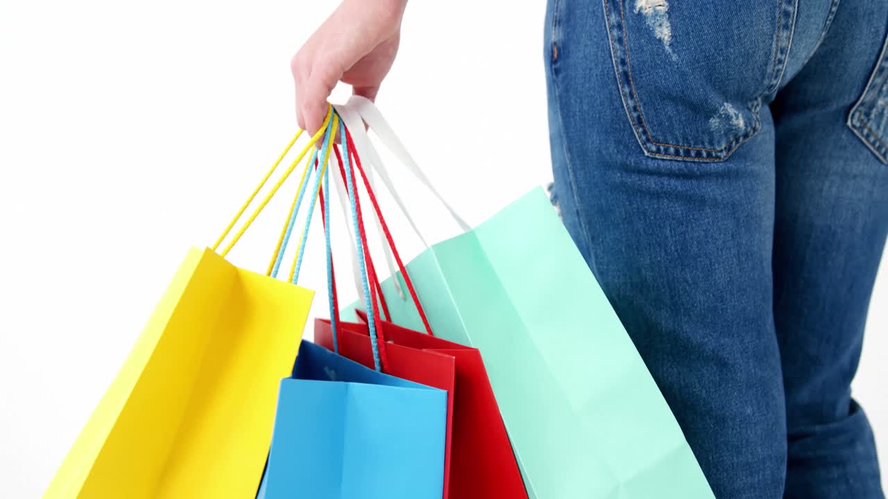 mujer de pie con una bolsa de compras