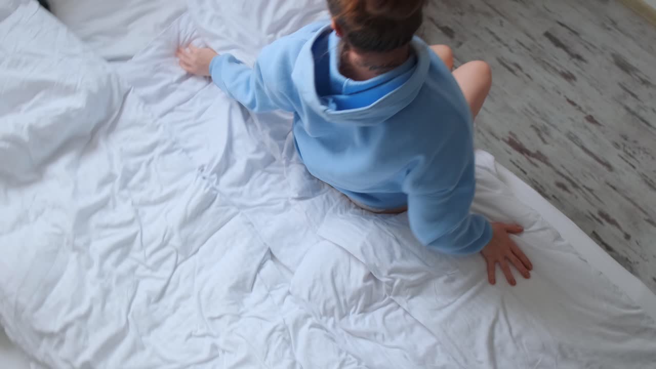 침대에 누워있는 여자