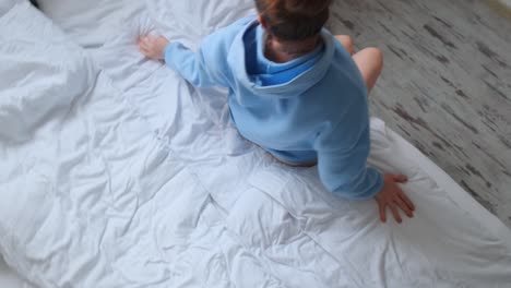 mujer relajándose en la cama