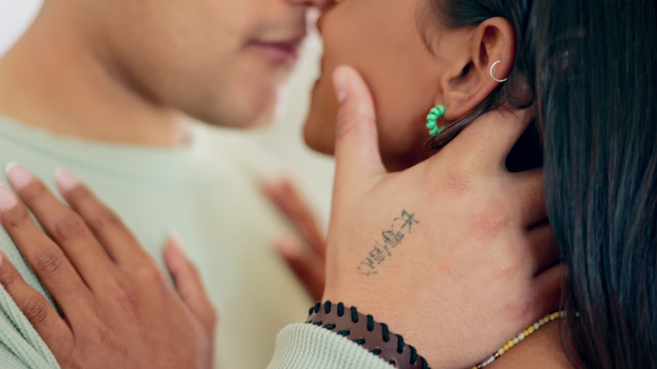 Amore, sorriso e premura con il volto di una coppia