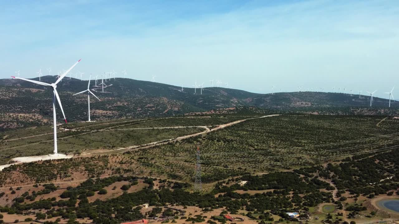 vuelo de la cámara sobre el paisaje con la planta de energía. vista aérea de la turbina eólica. solución de electricidad sostenible.