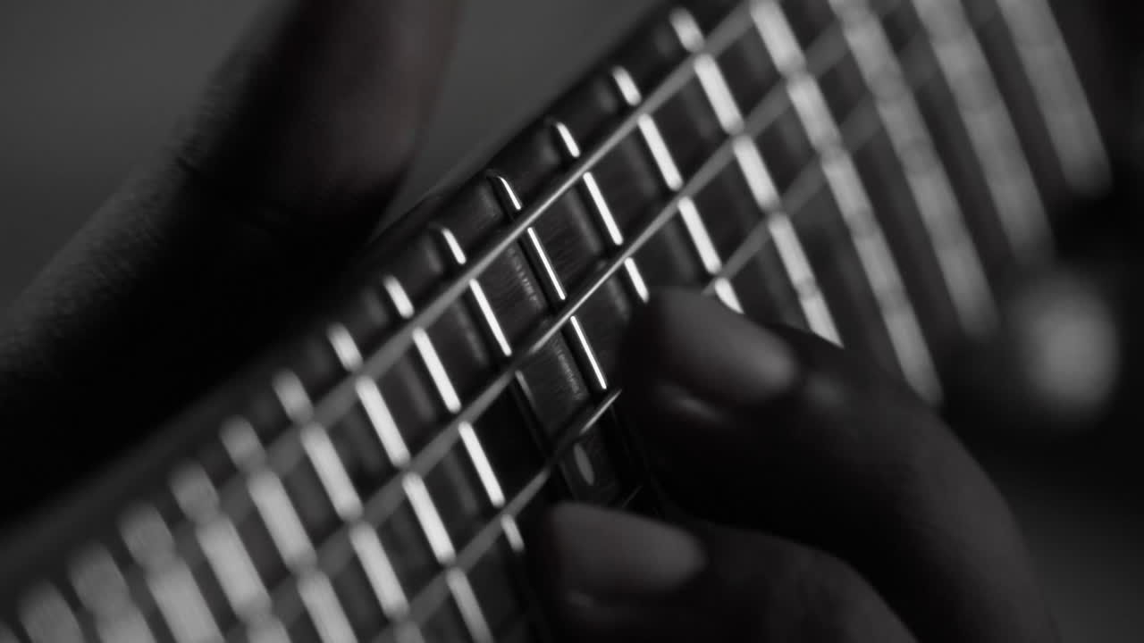 guitarrista tocando la guitarra
