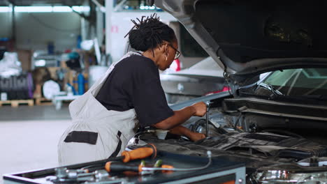 Servicetechniker-In-Der-Garage-Mit-Drehmomentschlüssel