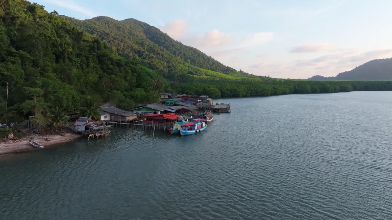Ánh nắng vàng bao phủ làng Salak Khok và những chiếc thuyền, đảo Koh Chang, Thái Lan