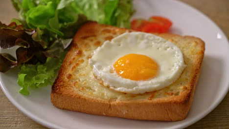 Hausgemachtes-Brot-Getoastet-Mit-Käse-Und-Spiegelei-Obendrauf-Mit-Gemüsesalat-Zum-Frühstück