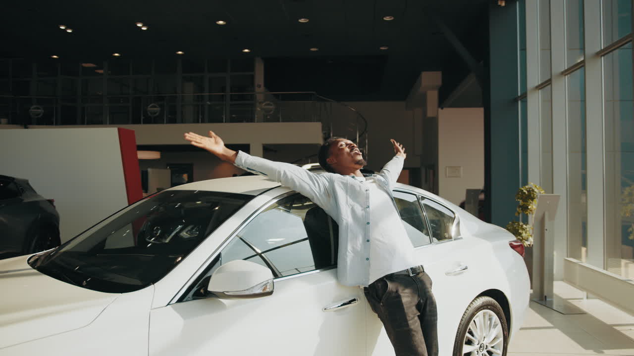 cliente feliz apoyándose en un coche nuevo