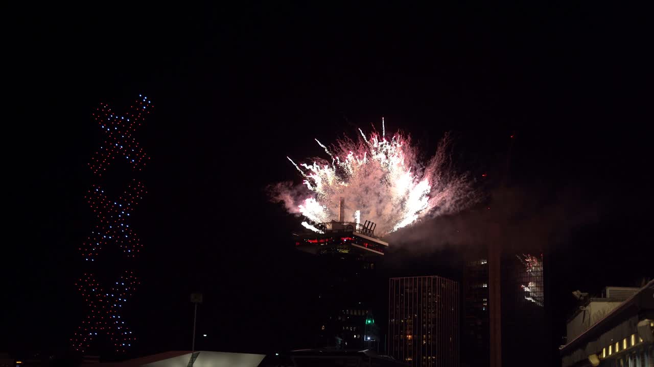 네덜란드 암스테르담 중앙역에서 새해 전날 불꽃놀이와 드론 라이트 쇼