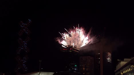 espectáculo de luces de fuegos artificiales y drones en la víspera de año nuevo en la estación central de amsterdam, países bajos