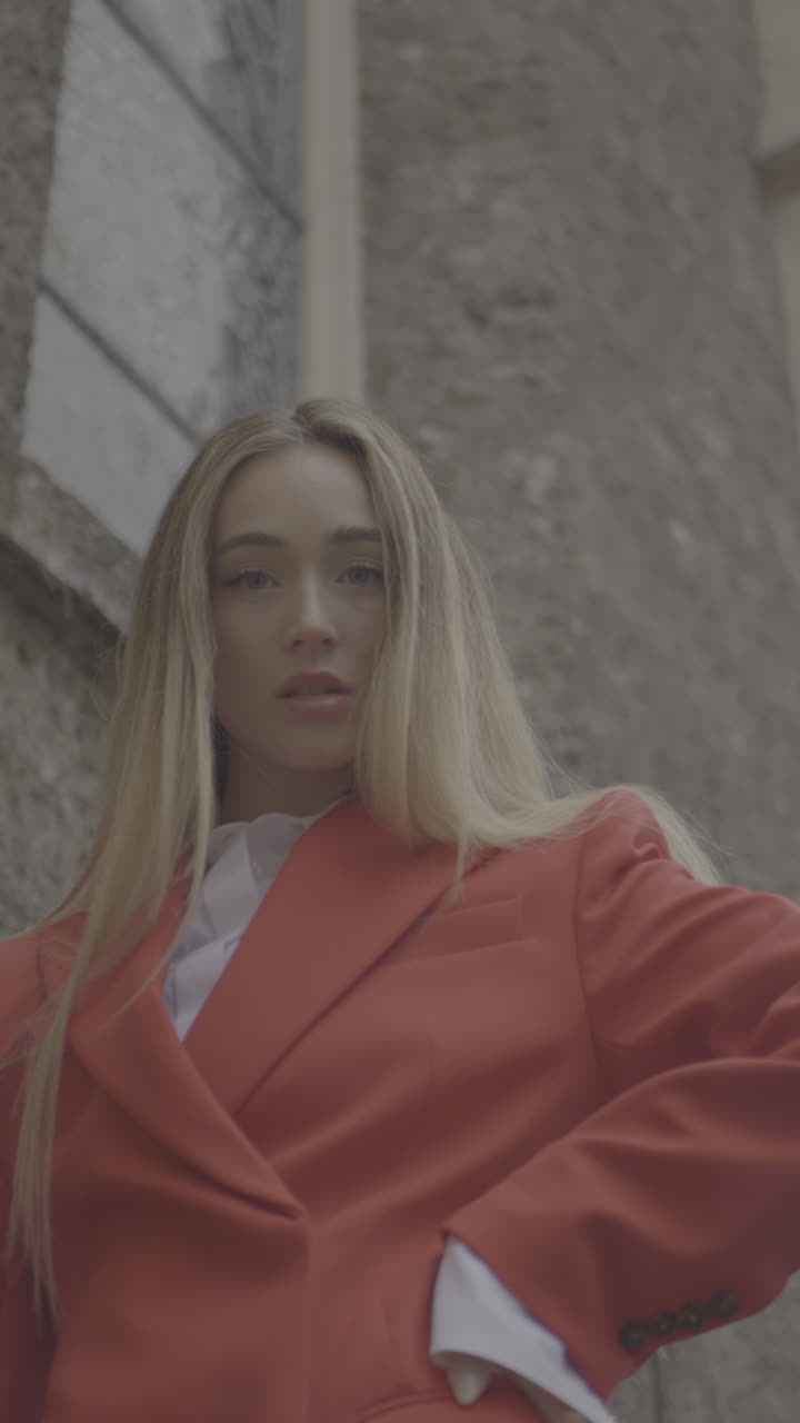 Donna elegante con il blazer rosso