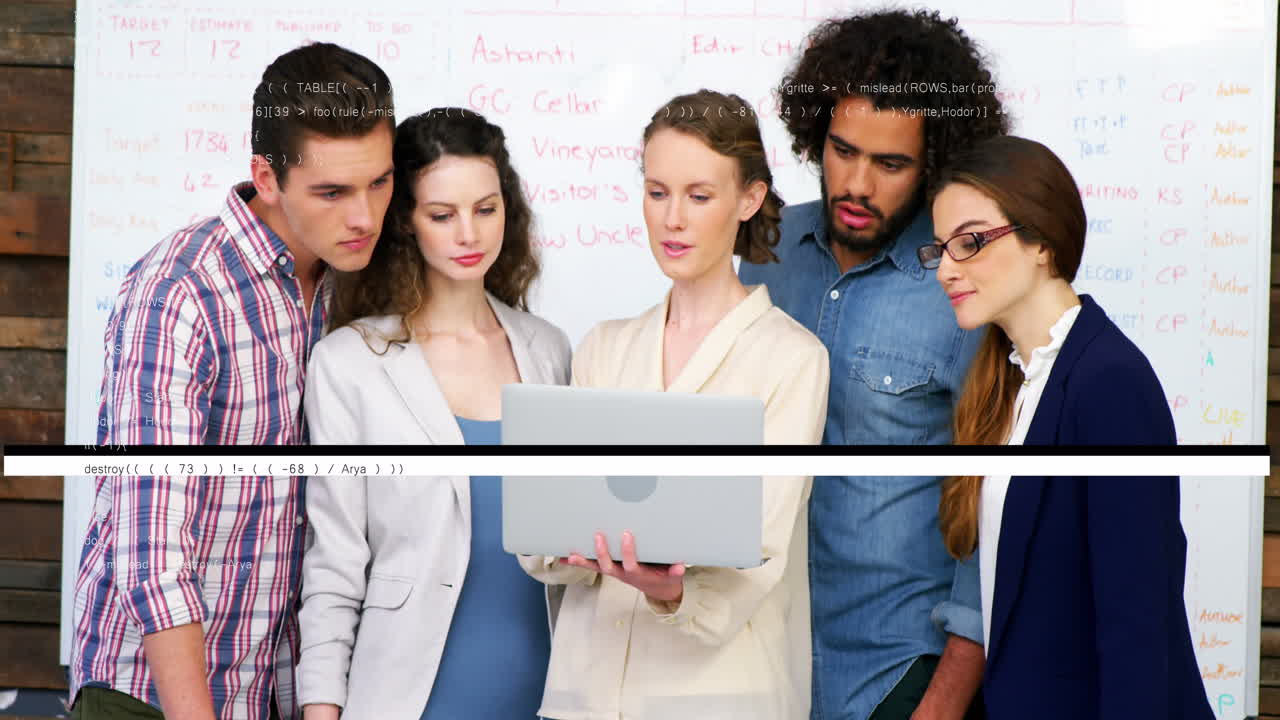 animación del procesamiento de datos contra diversos colegas discutiendo sobre una computadora portátil en la oficina